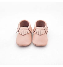 Cargar imagen en el visor de la galería, Calzado suela blanda de piel moccs Mamis&amp;Minis pink
