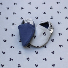 Cargar imagen en el visor de la galería, Calzado suela blanda reversible Mamis&amp;Minis blue cherry
